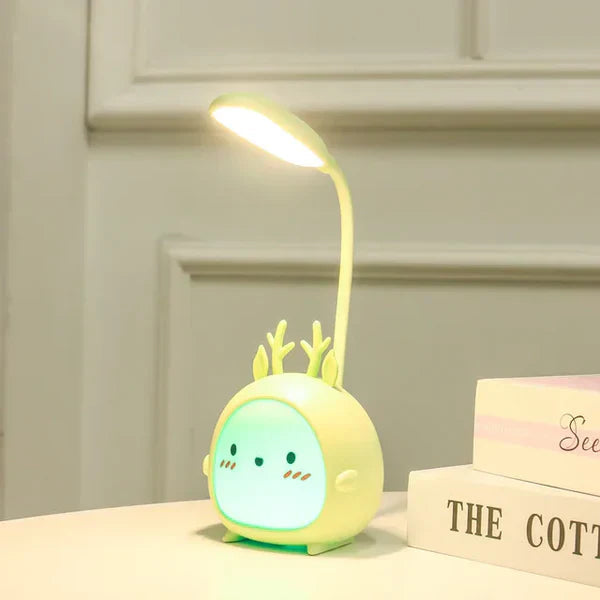MEELANO Børnelæselampe Øjenbeskyttelse USB Natlampe Til Børn Blødt Lys Sikker Læseoplevelse Stilfuldt Design Grøn hjort
