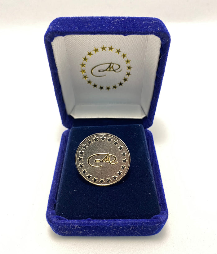 DM STAR MOTIF SIGNATURE LABEL PIN