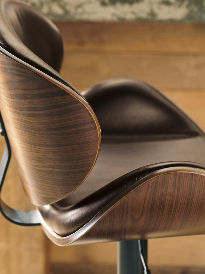 Signature Design Brown Tall UPH Swivel Barstool(1/CN)