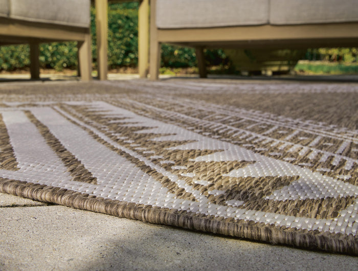 Signature Design I/O Medium Rug 5.23 FT by 7.07 FT