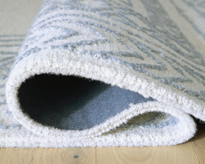Signature Design Medium Rug 4.96 FT by 6.9 FT