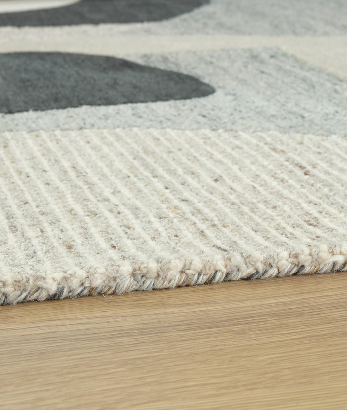 Signature Design Medium Rug 5 FT by 6.88 FT