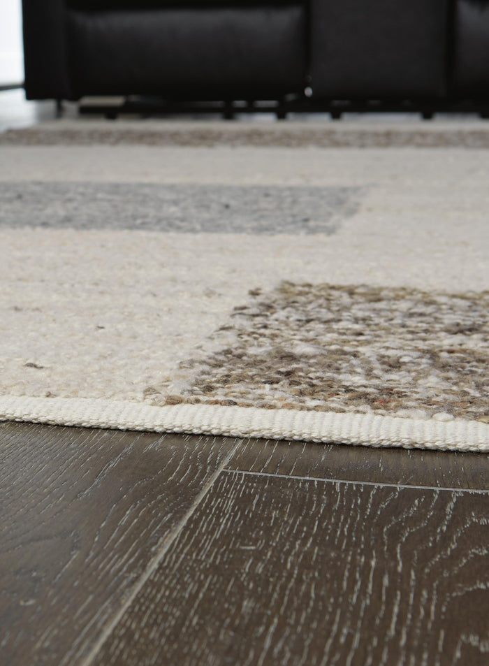 Signature Design Medium Rug 5 FT by 6.94 FT