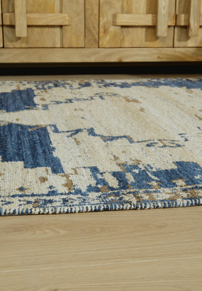 Signature Design Medium Rug 5.04 FT by 6.75 FT