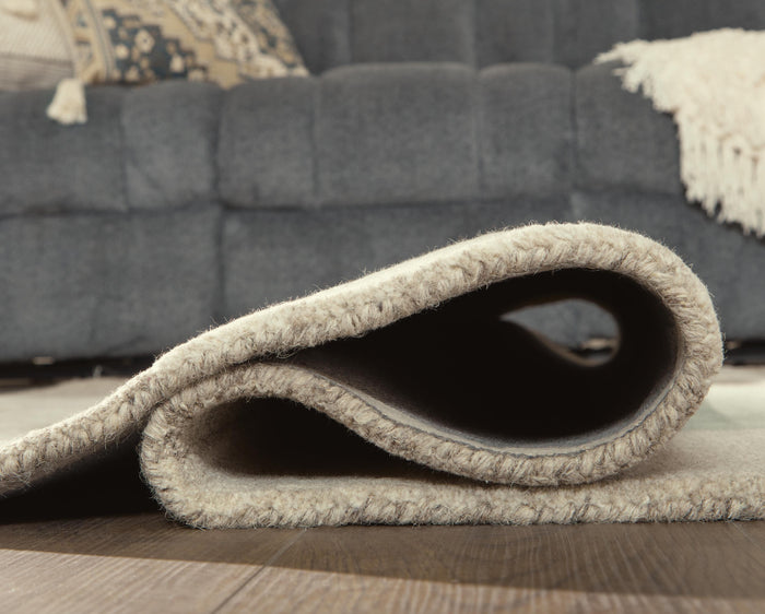 Signature Design Medium Rug 5.04 FT by 7 FT