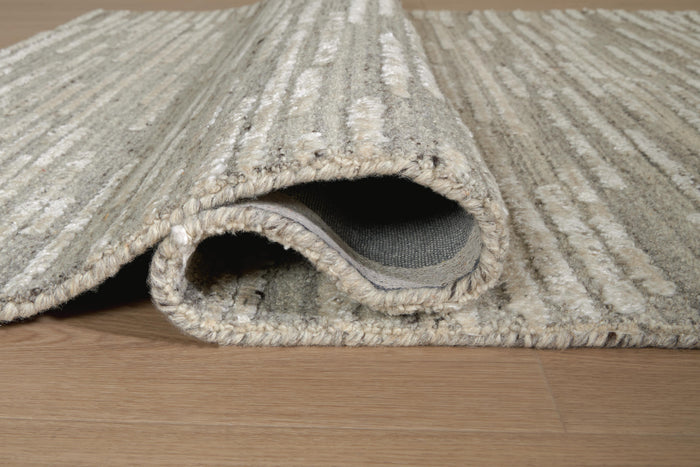 Signature Design Medium Rug 5.06 FT by 6.88 FT