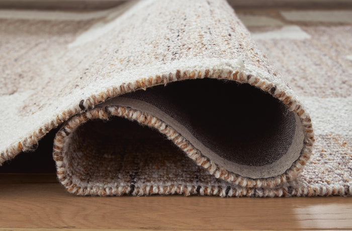 Signature Design Medium Rug 5.09 FT by 6.92 FT