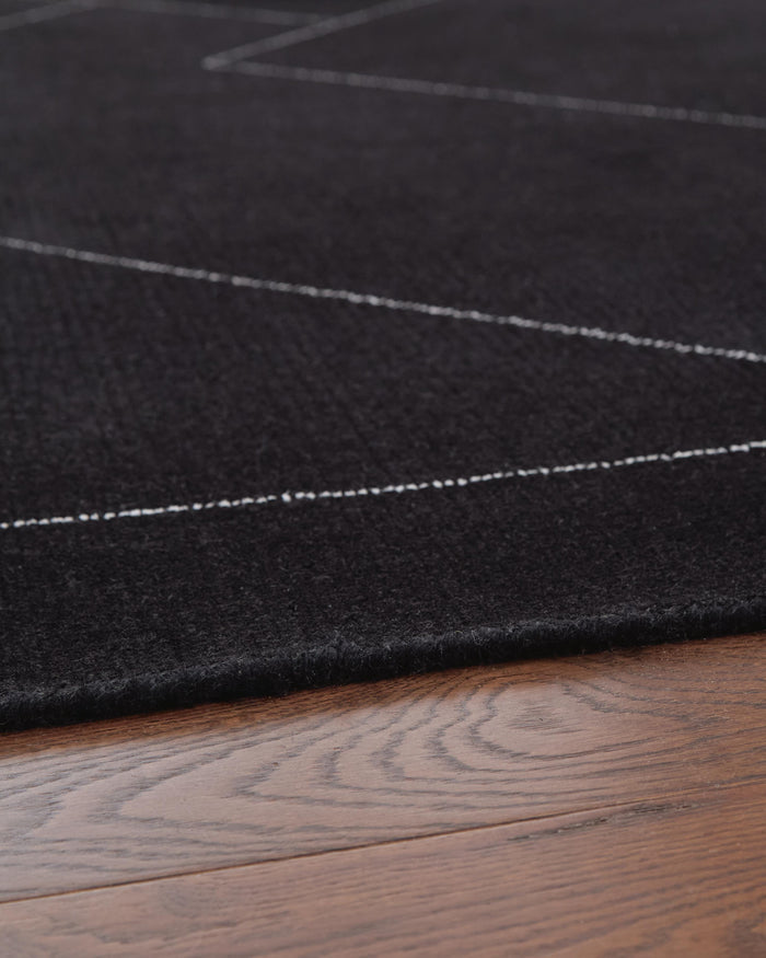 Signature Design Medium Rug 5.2 FT by 6.98 FT